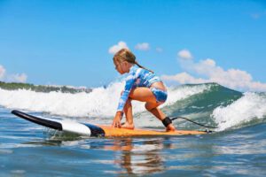 Escola de Surf promove esportes aquáticos e radicais com formação completa em Guarujá