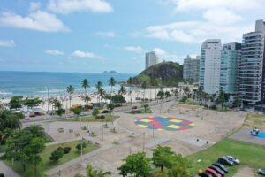 2 Corrida da APAE em Guarujá reúne 350 atletas na Praia da Enseada e celebra inclusão, esporte e solidariedade